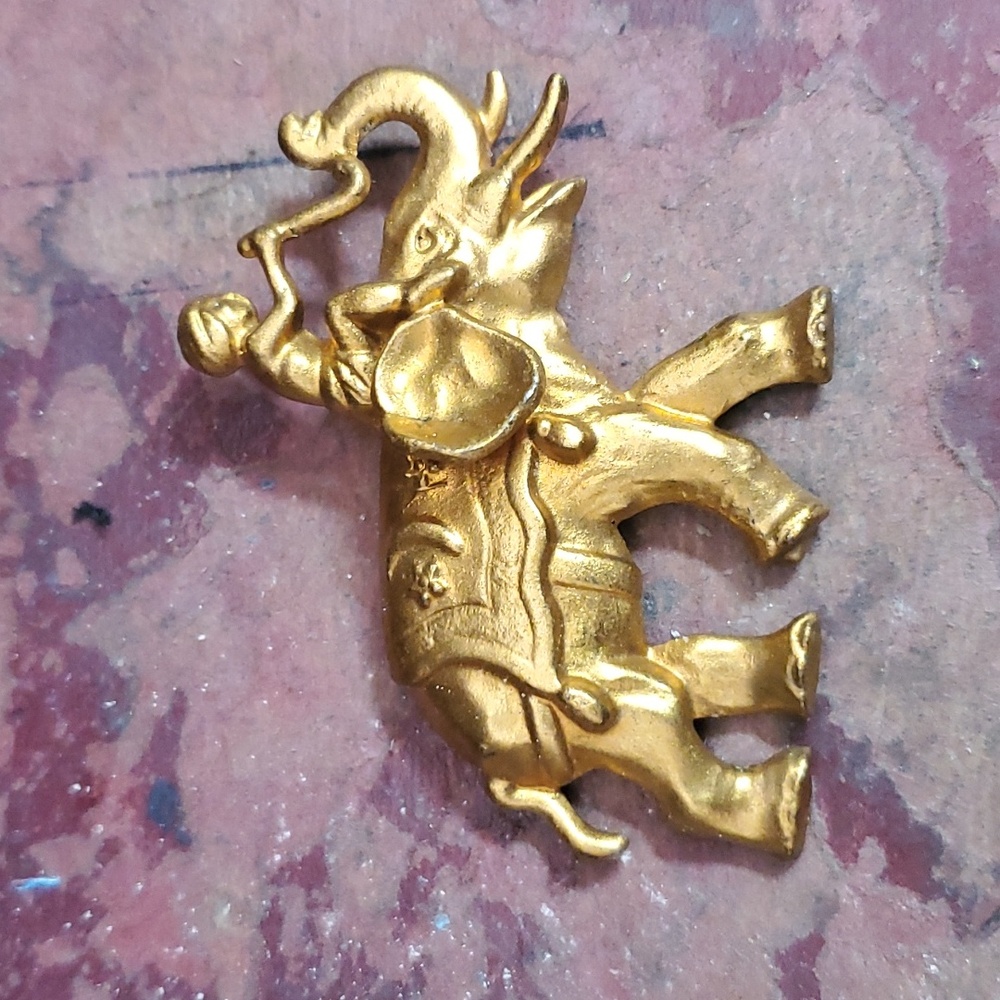 Large vintage elephant brooch DY876